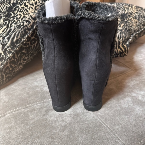 Shoe Dazzle Black Winter Rain Boots with Furry Lining - Picture 4 of 7
